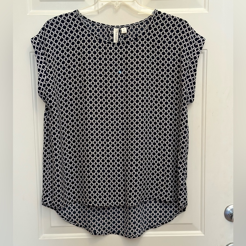 Tacera size L blouse navy geometric print blouse with shirttail hem.